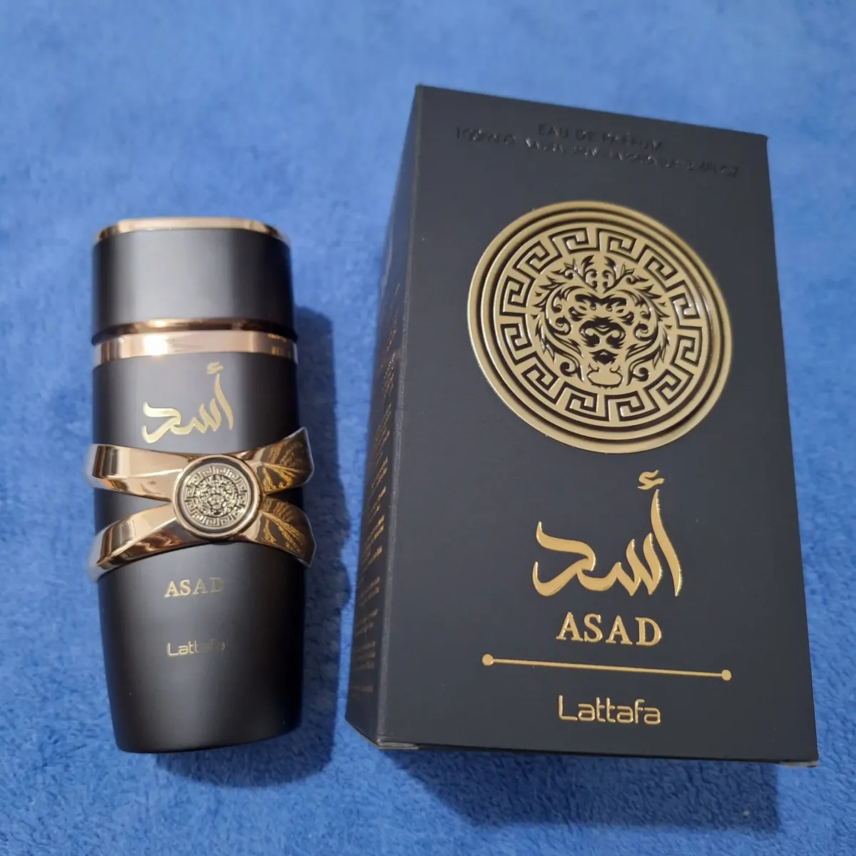 Asad com caixa sobre tecido azul
